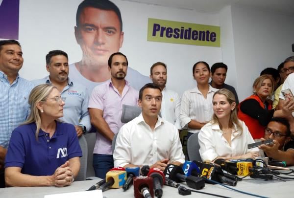 Ecuador presidency: Protege of former president will face banana heir in second round